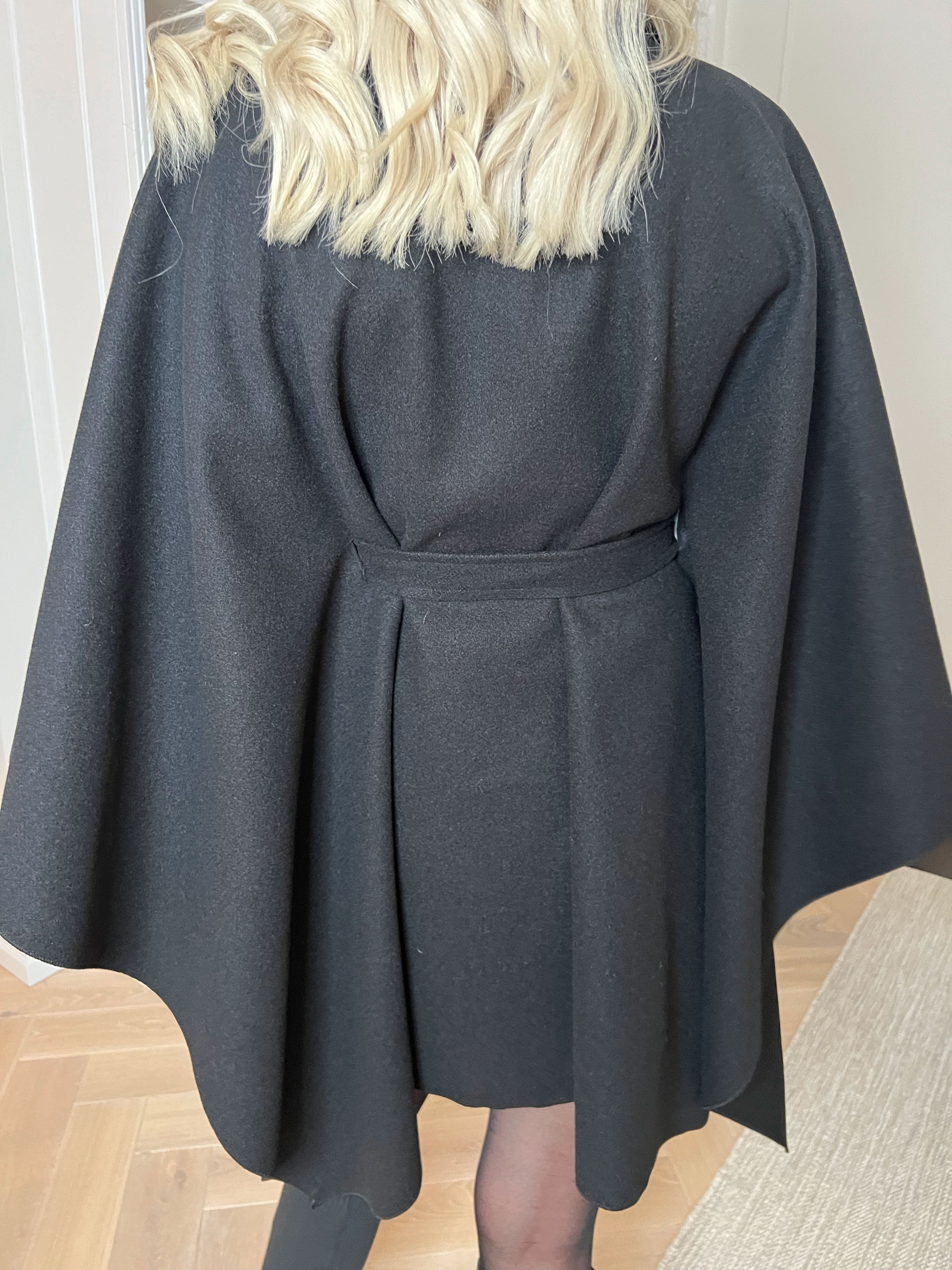 Zanna - Klassisk åben frakke med bælte i taljen